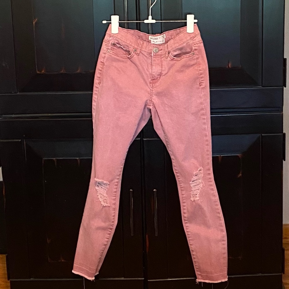 Mudd. Mid rise ankle ripped jeans. Distressed denim rose 🌹 color. Size 3